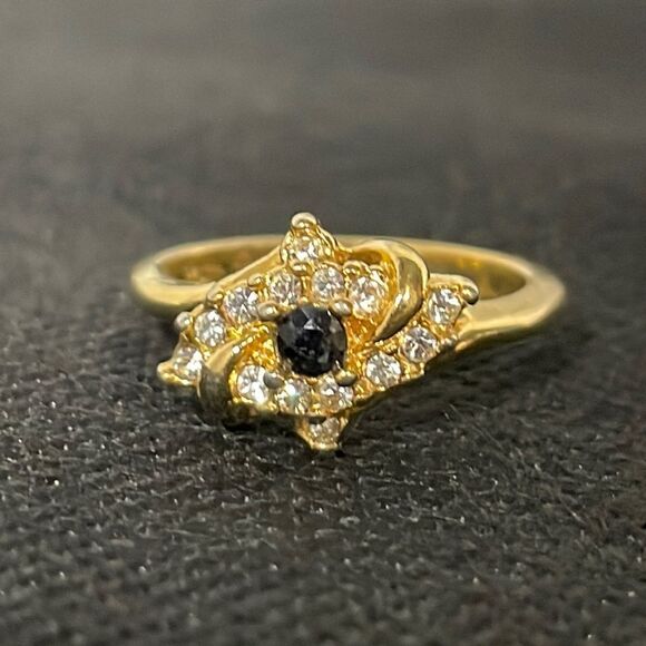 Ring with small black gem - Picture 1 of 6